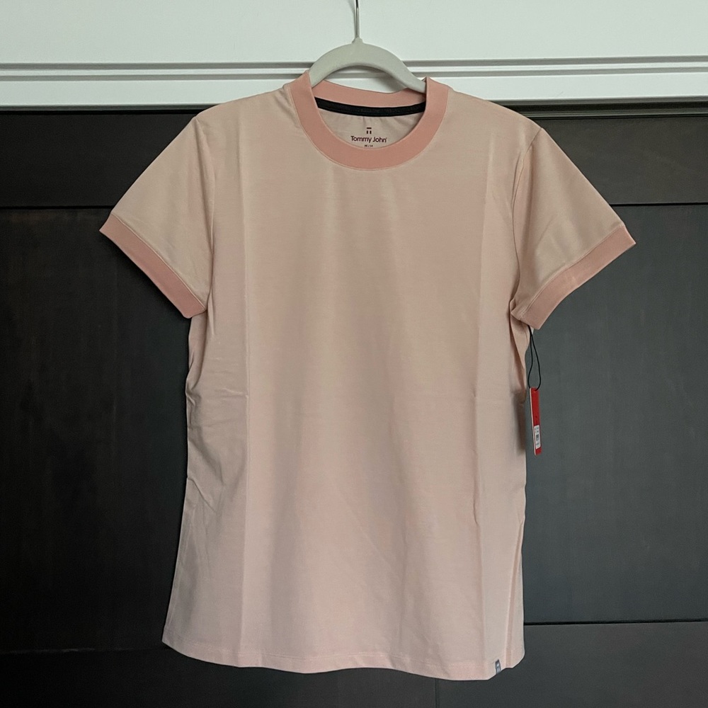 Tommy John Quick Dry Crew Neck T-Shirt Size medium in Evening Sand Blush Pink